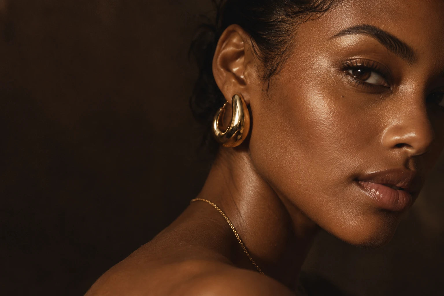 Portrait éditorial de conception, boucle portée dans une lumière brune